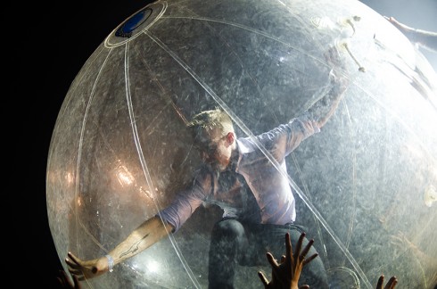 Diplo rolt in een plastic bal over het publiek tijdens het optreden van Major Lazer.
