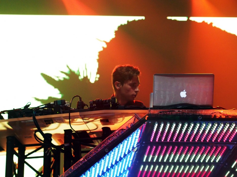 Flume met laptop en knopjes in de Bravo.