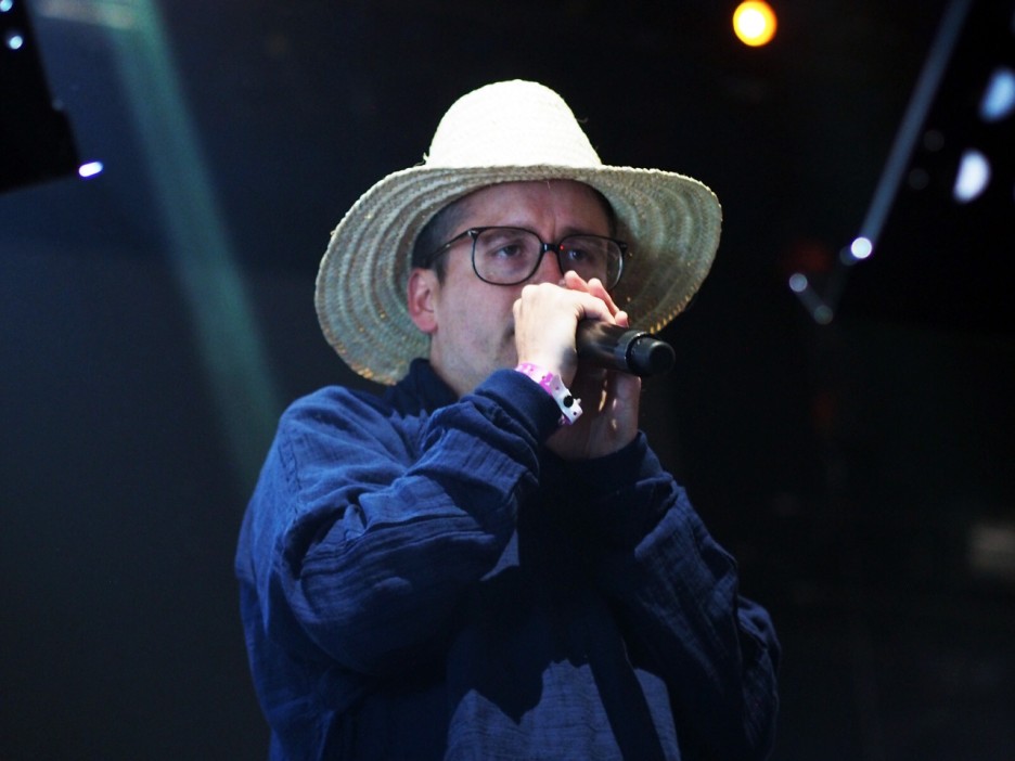 Alexis Taylor (Hot Chip) bij Atomic Bomb, the music of William Onyeabor.