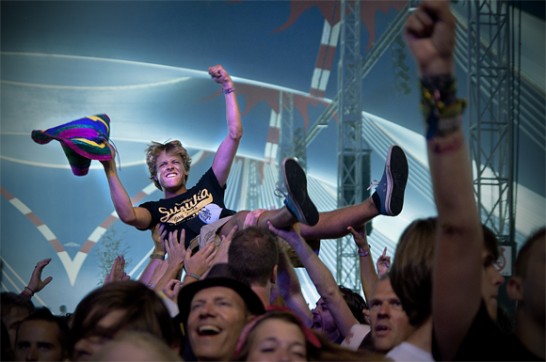 Een crowdsurfer in de Alpha