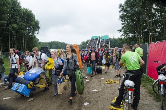 De grote intocht over de burg naar campings 1-4.