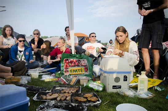 Gezellig barbecuen nadat de tentjes is opgezet.