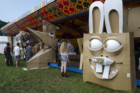 De knutselhoek bij de Grolsch leverde een hoop originele festivalattributen op.