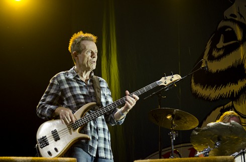 Oude rot John Paul Jones zorgt voor muzikale ondersteuning bij Seasick Steve.