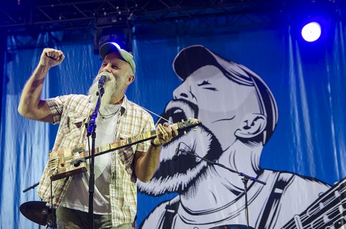 Seasick Steve met een DIY-gitaar.