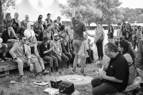 Er is niet veel meer nodig dan wat muziek om een feestje te bouwen.