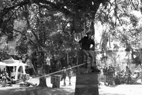 Hoelahoepen en slacklinen op het Idyllische veldje.